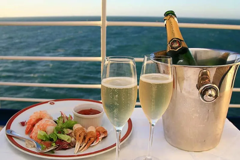 Sydney Harbour: 3-Hour Lunch Cruise with Live Music — a boat tour from Sydney, Australia